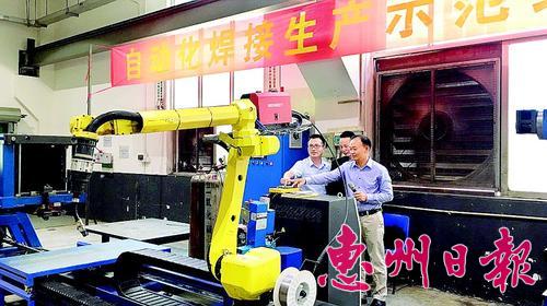 仲恺惠南科技园：1只“大黄蜂”手臂顶6焊工